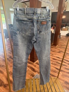 Wrangler Men's Faded Blue Straight-Leg Jeans